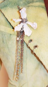 Brooch featuring a flower preserved in resin, paired with a vintage metal brooch transformed with tin and upcycled elements. Collaboration Claire Iseppi x RAPPAZ