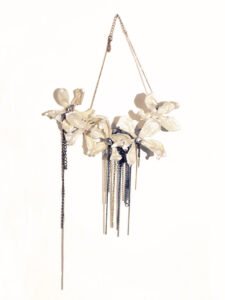 Necklace featuring flowers preserved in resin, paired with a vintage metal necklace transformed with tin and upcycled elements. Collaboration Claire Iseppi x RAPPAZ