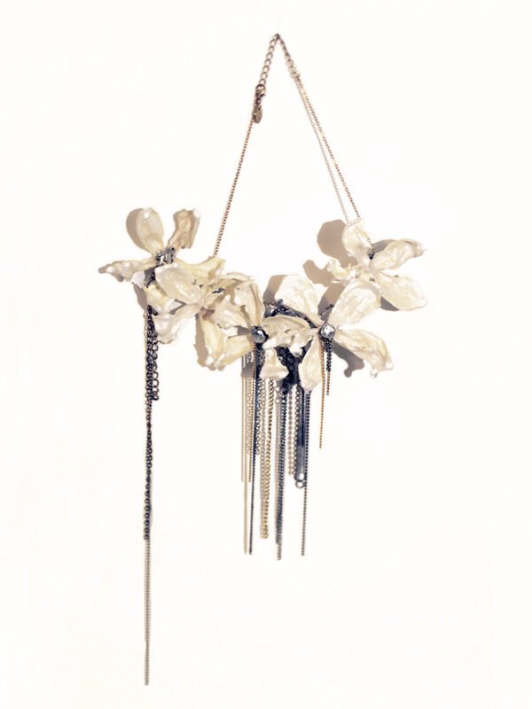 Necklace featuring flowers preserved in resin, paired with a vintage metal necklace transformed with tin and upcycled elements. Collaboration Claire Iseppi x RAPPAZ