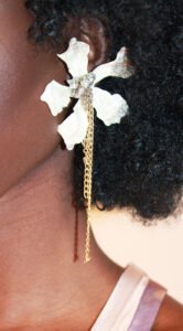 Earring featuring a flower preserved in resin, paired with a vintage metal earring transformed with tin and upcycled elements. Clasp with a butterfly post in 925 sterling silver. Collaboration Claire Iseppi x RAPPAZ