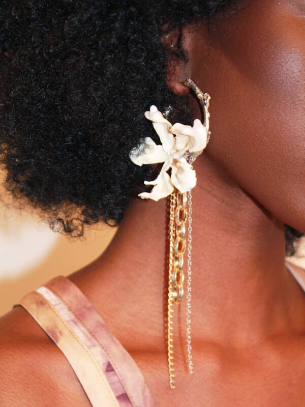 Earring featuring a flower preserved in resin, paired with a vintage metal earring transformed with tin and upcycled elements. Collaboration Claire Iseppi x RAPPAZ